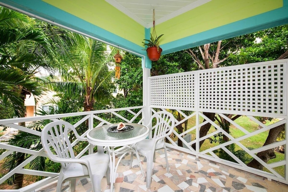 Chat N Chill - Top Floor Condo, Walk To Pink Sands Beach 2 Bedroom Townhouse