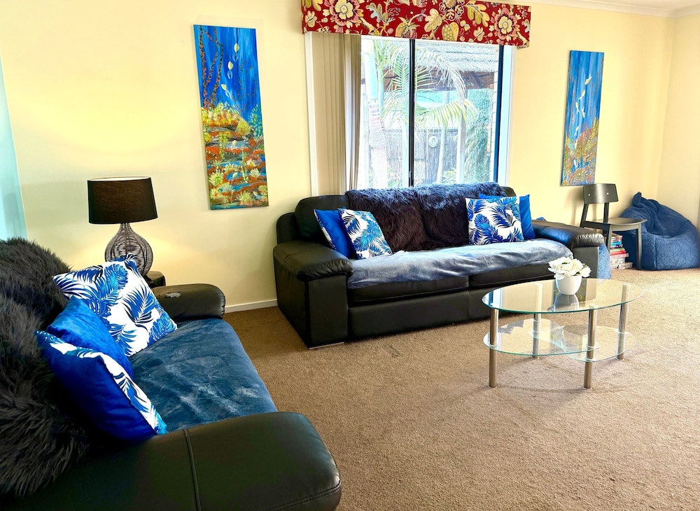 Lakeside Getaway - 4BR Jetty Wi-fi Waterfront