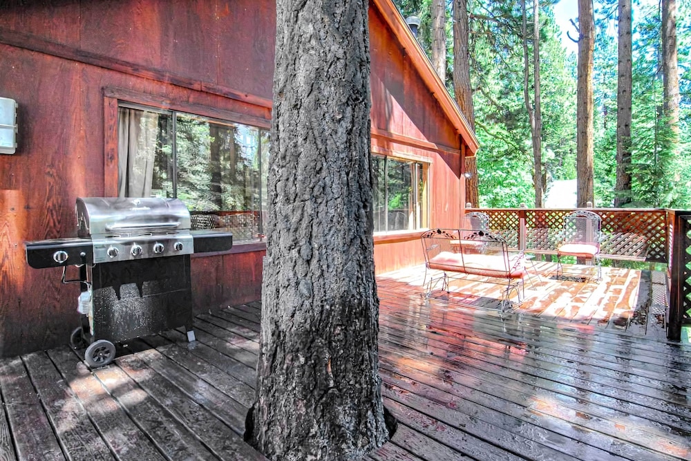 Tahoe Vista Cabin w/ Deck: 1 Mi to Kings Beach! view 4