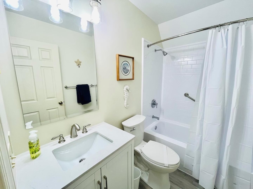 King Charles Avenue 404 #4