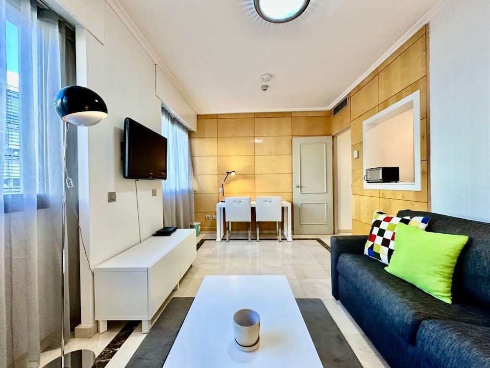 Engracia Square 1-bedroom Apartment in Chamber