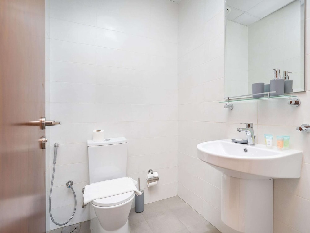 Luxe Apartments Near Dubai Mall, Burj Khalifa - Pool, Gym, & Parking
