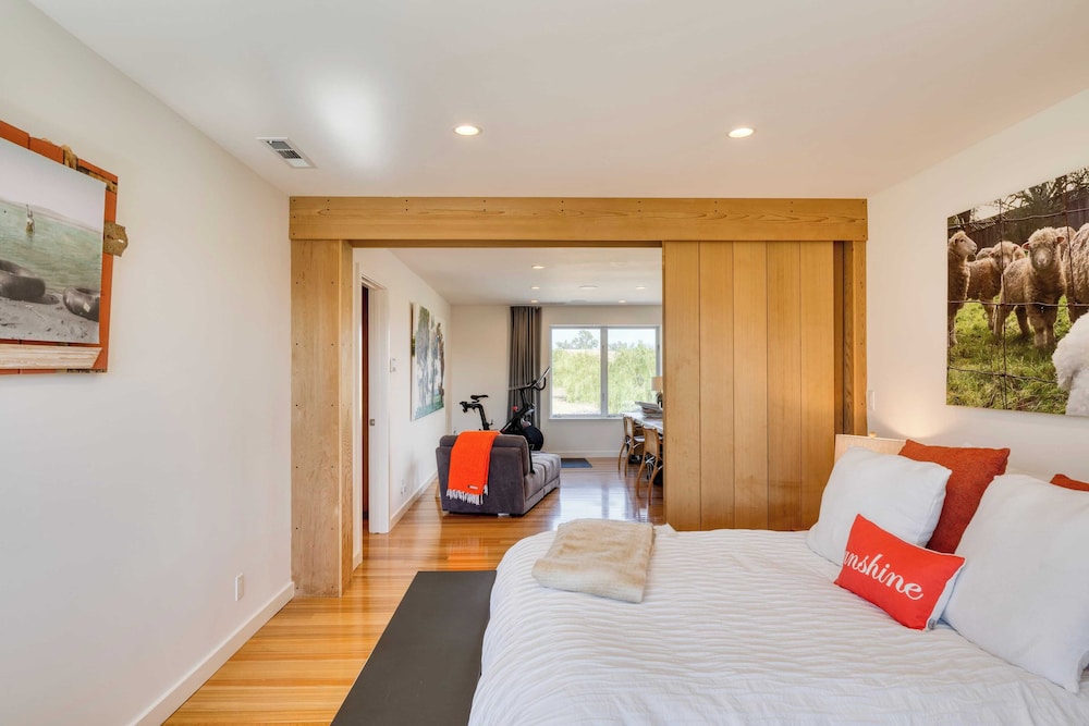 Coplan Vineyards by Avantstay 10-acre Estate w/ Pool, Spa, Bocce & Designer Interiors
