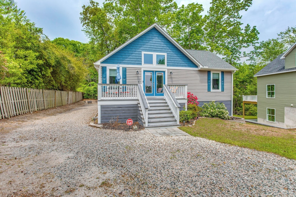 Little River Cottage with Deck