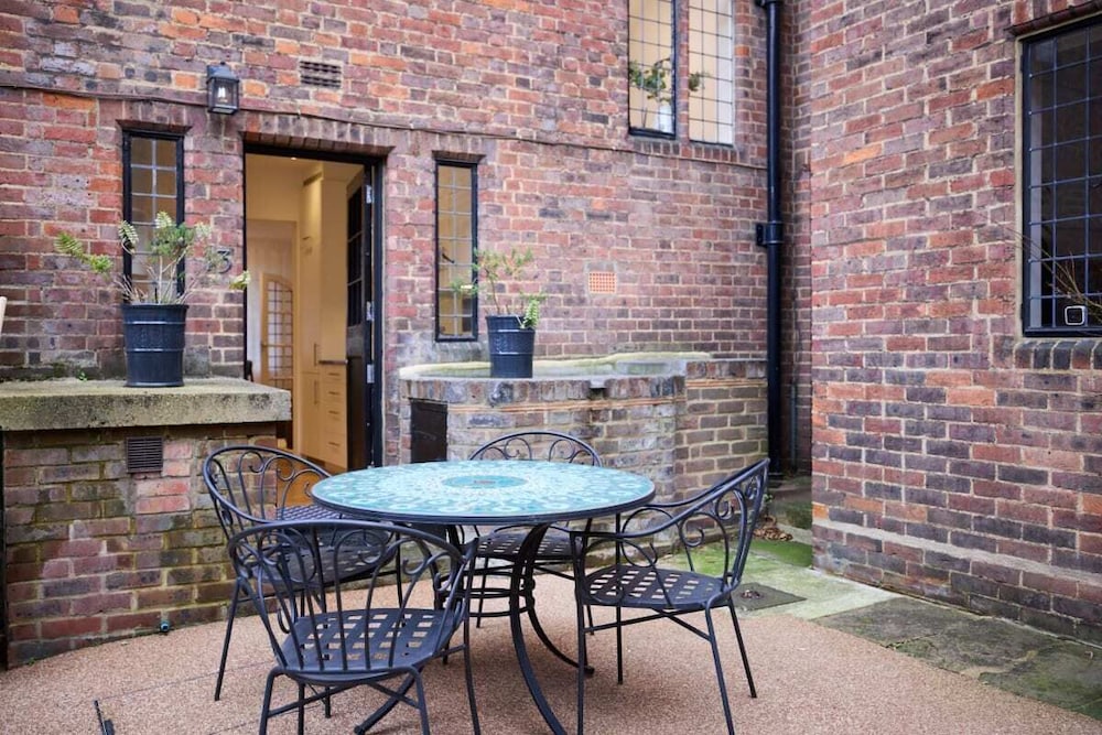 The Charm of Chelsea - Modern 4bdr With Shared Courtyard