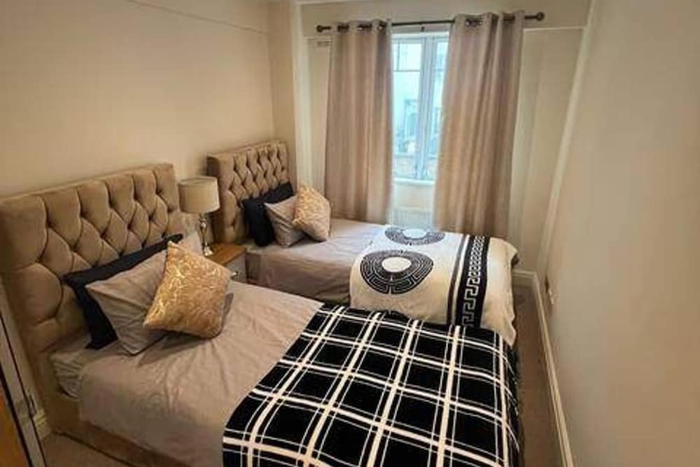 3-bed Central Apartment - Sleeps 8 & Free Parking photo 2