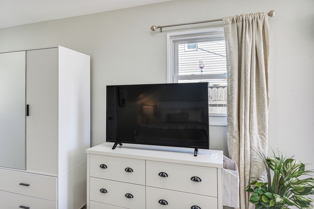 11 Mi to Virginia Beach Boardwalk: Studio Retreat!