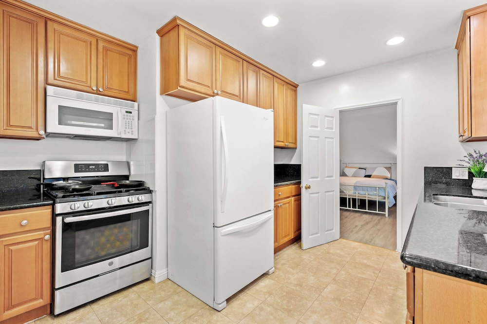 Comfortable Home Near LA With Full Kitchen Laundry