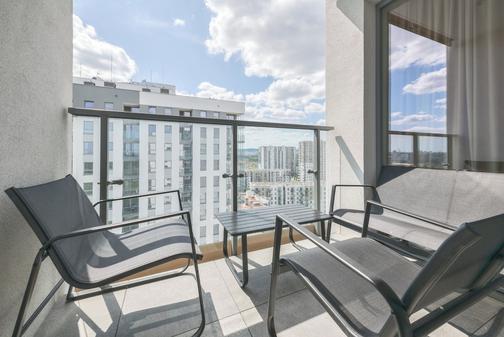 Horizon 170 Deluxe by Grand Apartments