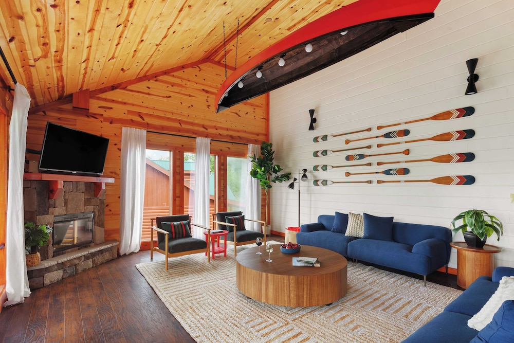 Smoky Ridge by Avantstay Renovated Cabin w/ Indoor Pool Game Room + Theater