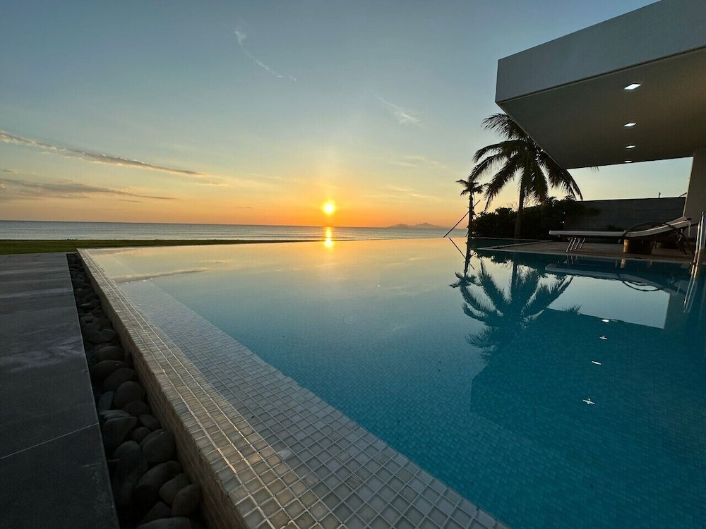 Luxury Yacht Villa