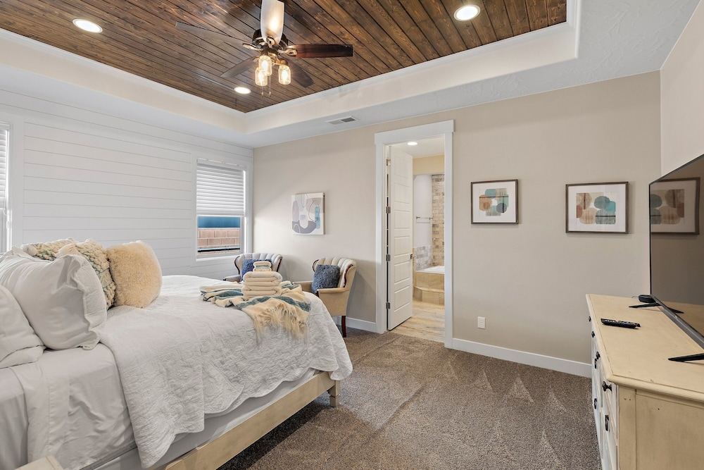 Hurricane Falls Pool, Hot Tub Plus Dog Friendly! 4 Bedroom Home