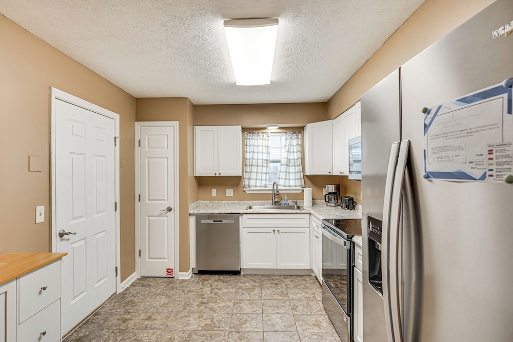 7 Mi to Dtwn Panama City: Family Home w/ Patio