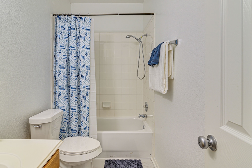< 1 Block to Park: Family-friendly Houston Home!