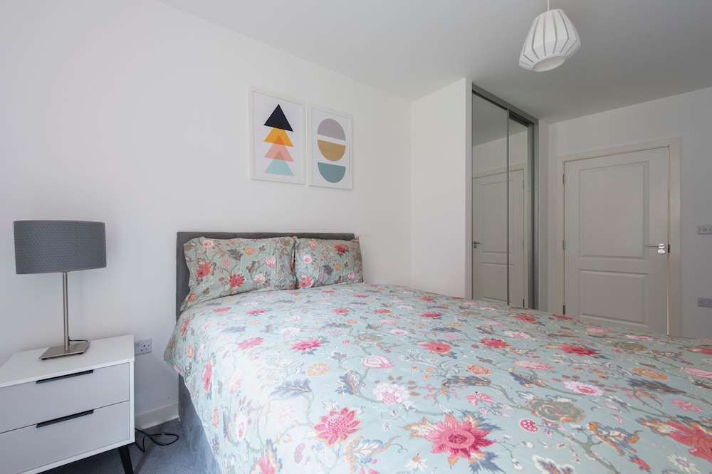 Stunning Luxury Stratford London 2 Bed Apartment view 4