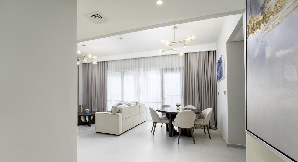 Chic 2 BR in Vida Residences Canal View