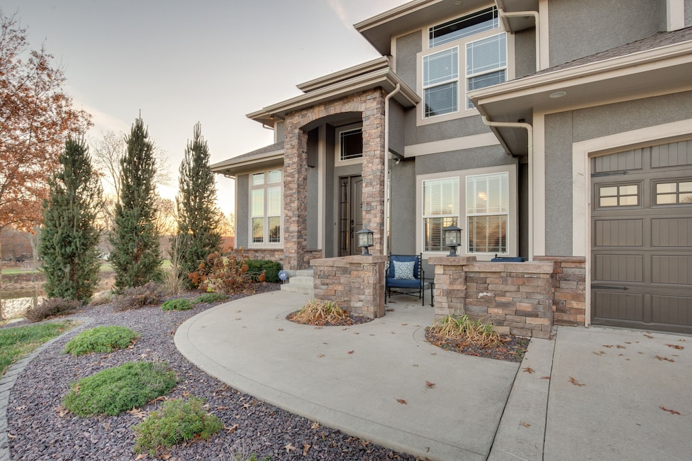 Luxe Missouri Getaway w/ Hot Tub Fire Pit! - Property Image 20