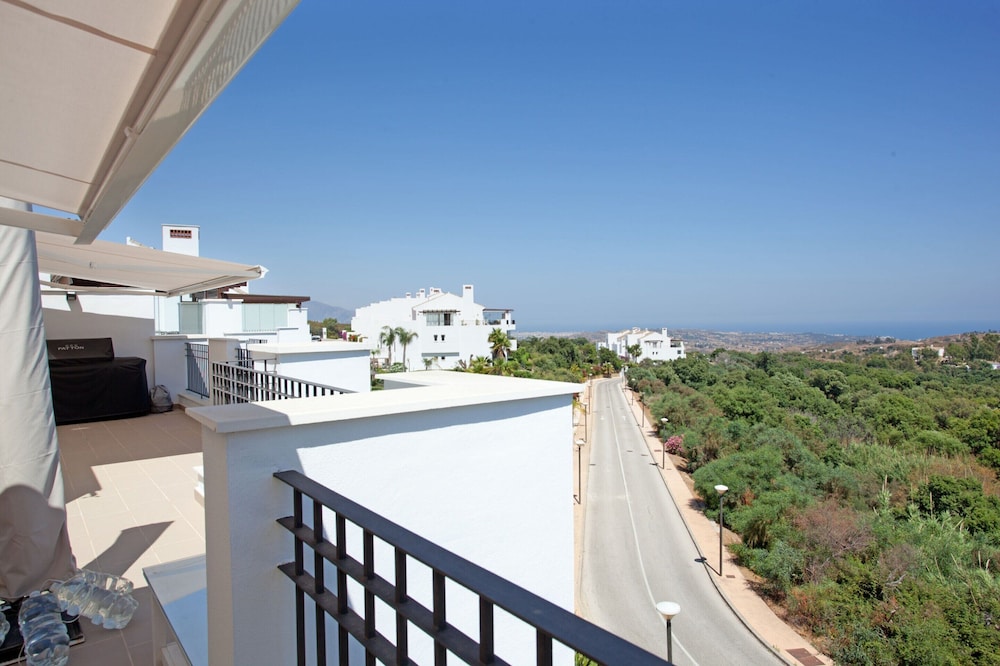 Modern Apartment With Balcony
