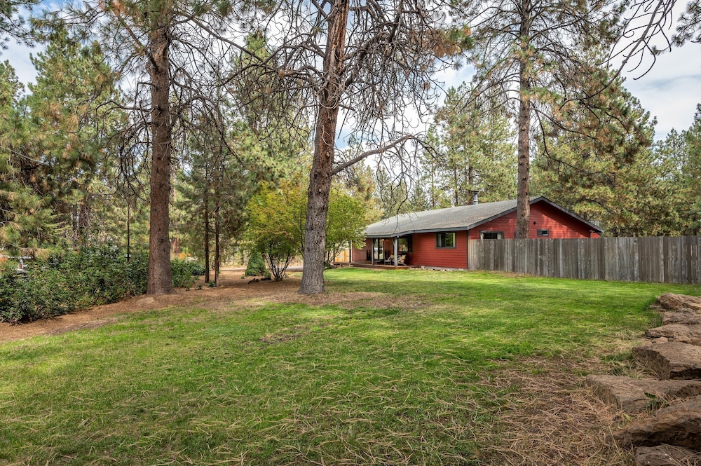 Quiet River Bend Cabin by Avantstay 35 Mins to Mt Bachelor 10 Mins to Town Centre Hot Tub