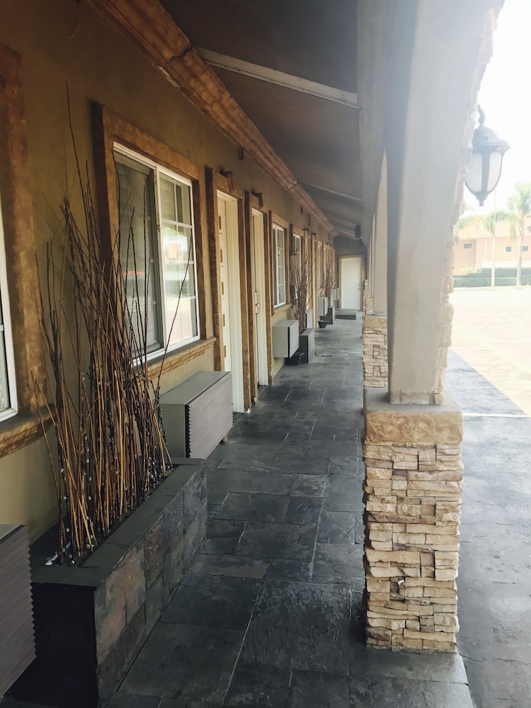 Royala Inn - Property Image 16