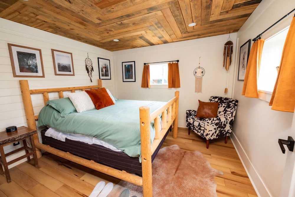 Cowboy Bunkhouse hot tub Lake Farm Nature