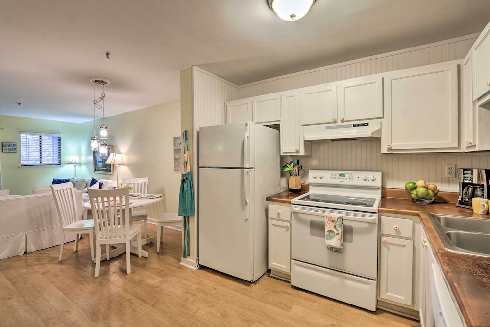 Steps to Beach & Pool Area: Hilton Head Condo