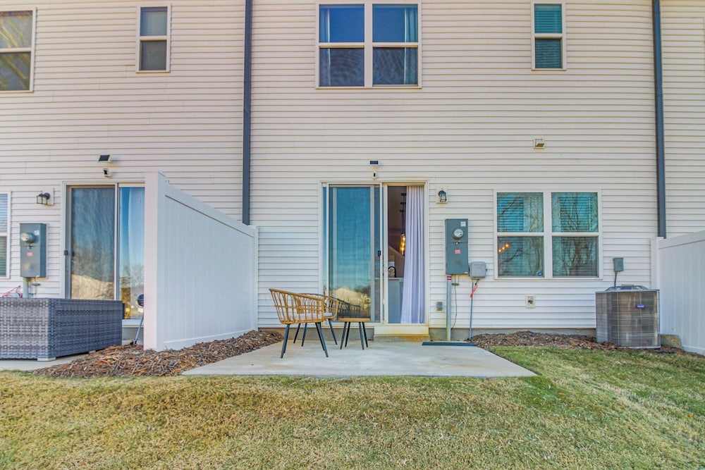 7 Mi to Uptown: Townhouse w/ Patio in Charlotte!