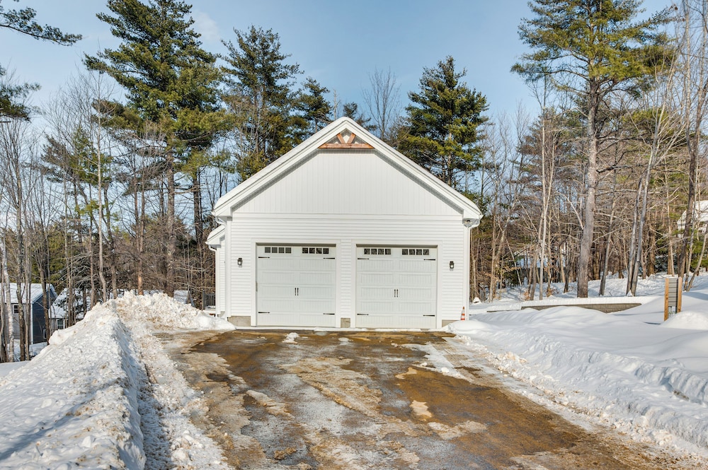 6 Mi to Lake Winnipesaukee: New Hampshire Home