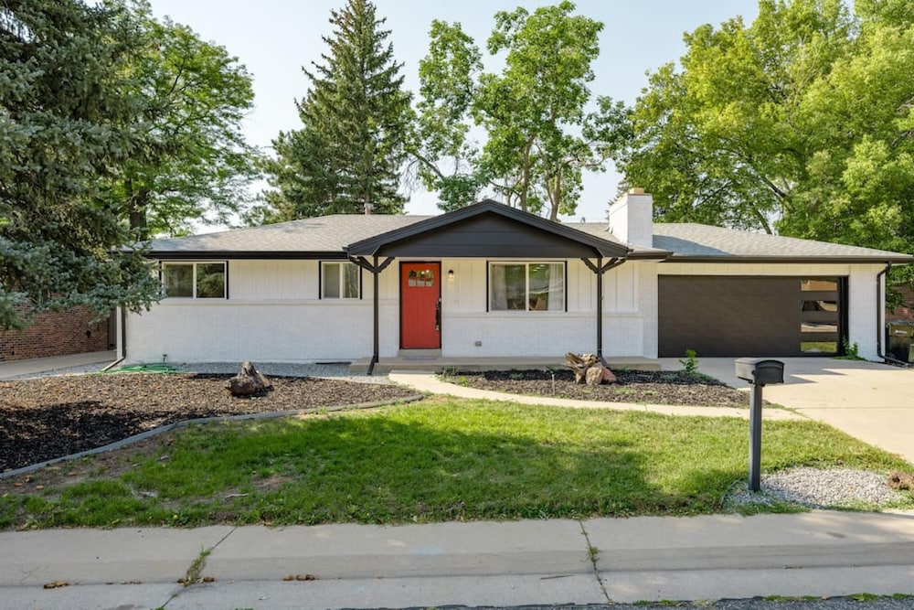 Gorgeous- 4 King Beds Near Den w Large Game Room view 3