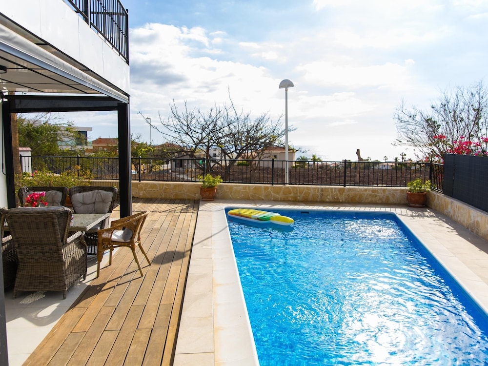 Heated Pool Stunning Sea Views