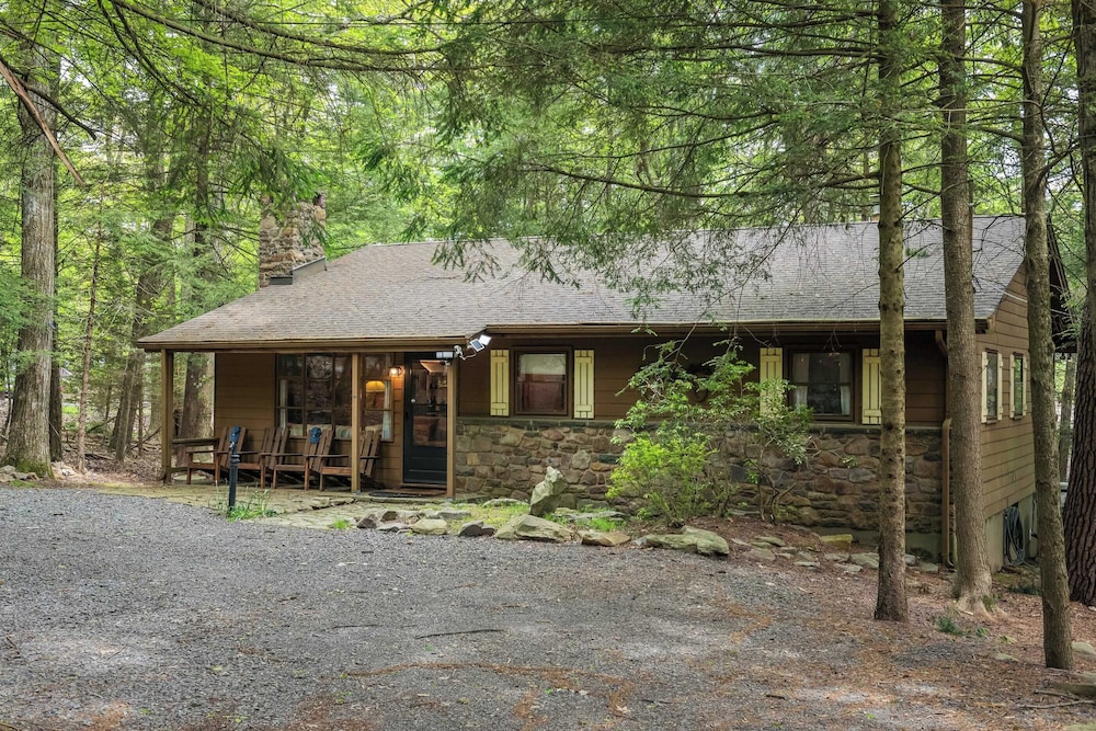The Horseshoe Hideaway Lake Harmony Cabin w/ Hot Tub & Game Porch