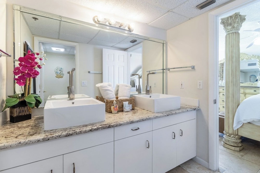 3BR Gulf-front Luxury w/ Pool Bar & Spa Baths