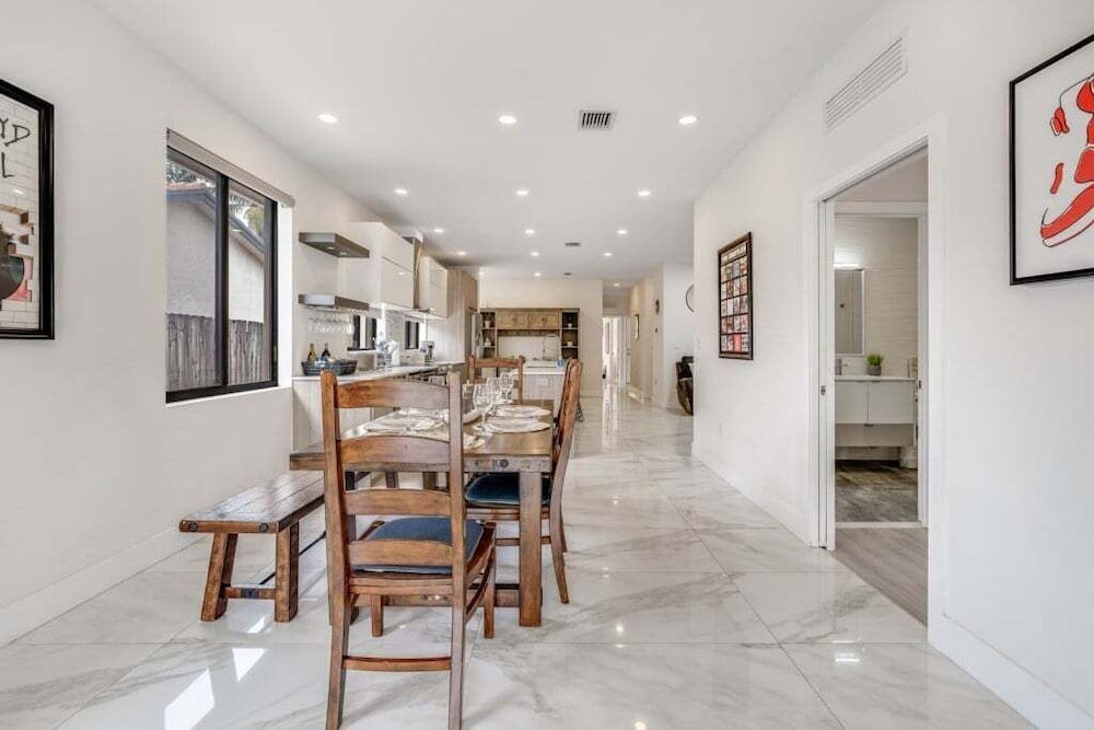 Fox Sonata Downtown Pool House 3 Bedroom Home