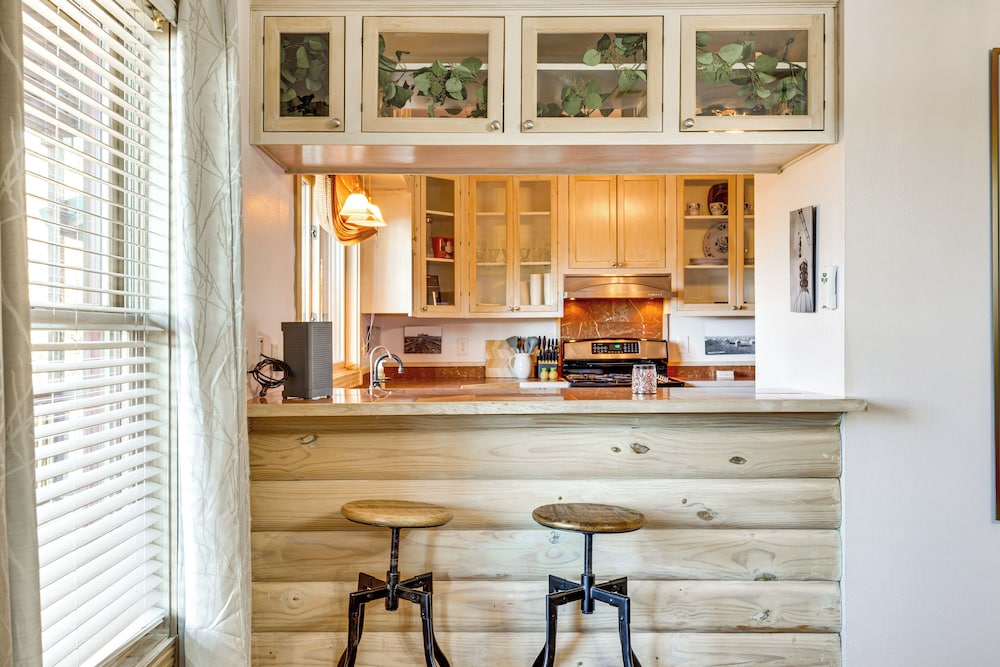 Spacious Cabin w/ Views, Near Lake Lawtonka!