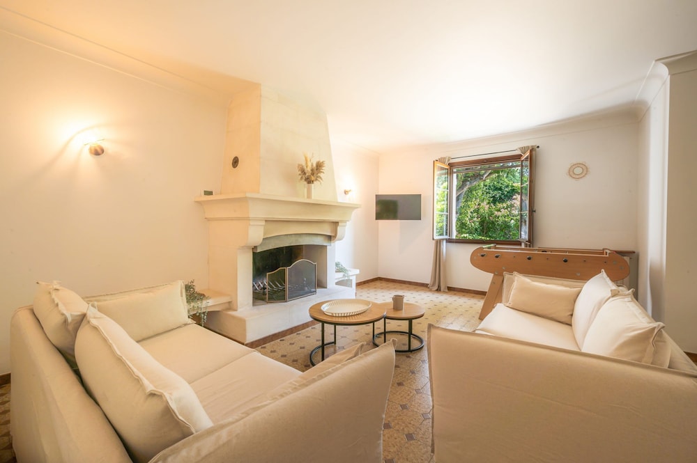 Mas Lou Pitchoun Exceptional Villa Between the Alpilles and Avignon