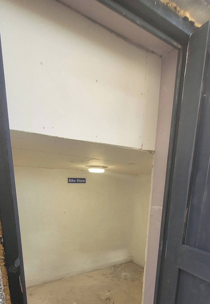 Monthly Stay 3 bed Bike Store Contractors
