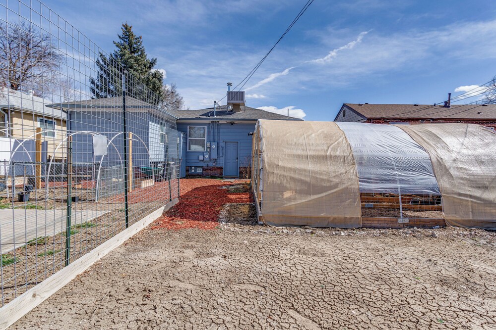 7 Mi to Denver: Inviting Aurora Home w/ Yard!