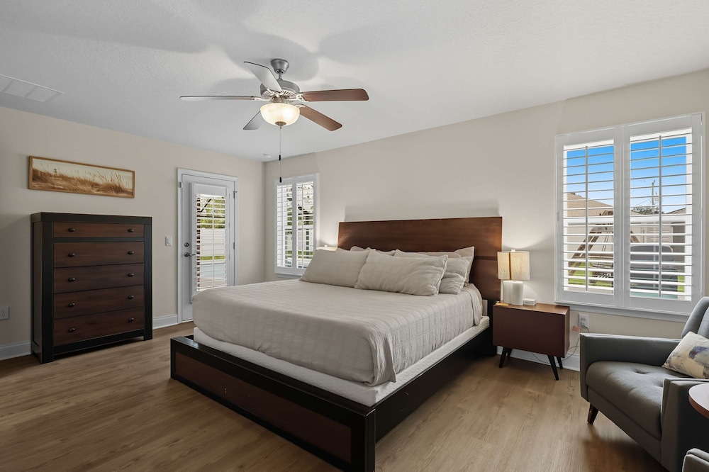 Modern 4BR Retreat Near Beach Heated Pool