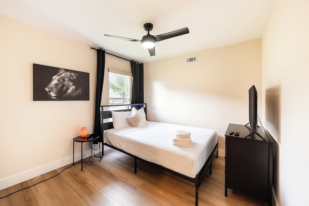 Cozy Queen BR + Pool Access Near Disney