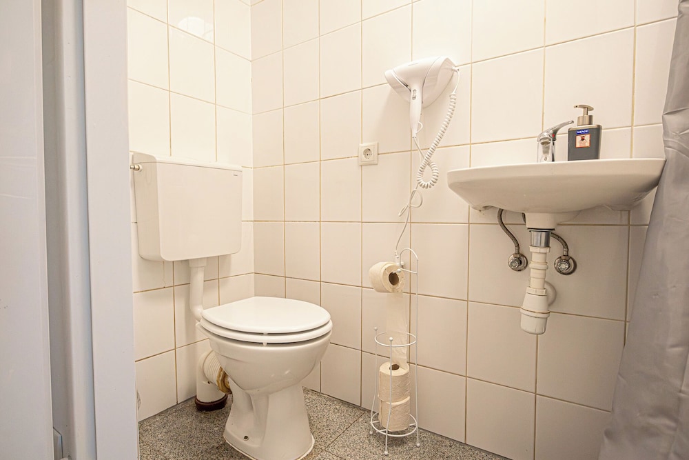 3 Apartments For 16 Near Lugner