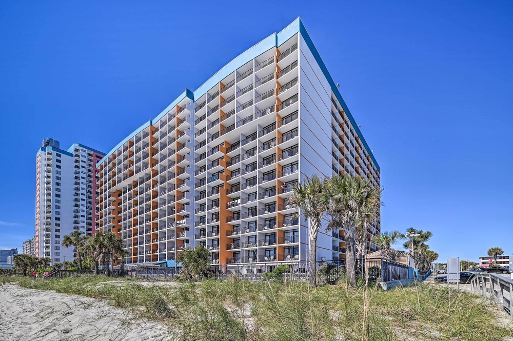Pools & Spas: Beachfront Studio at Landmark Resort