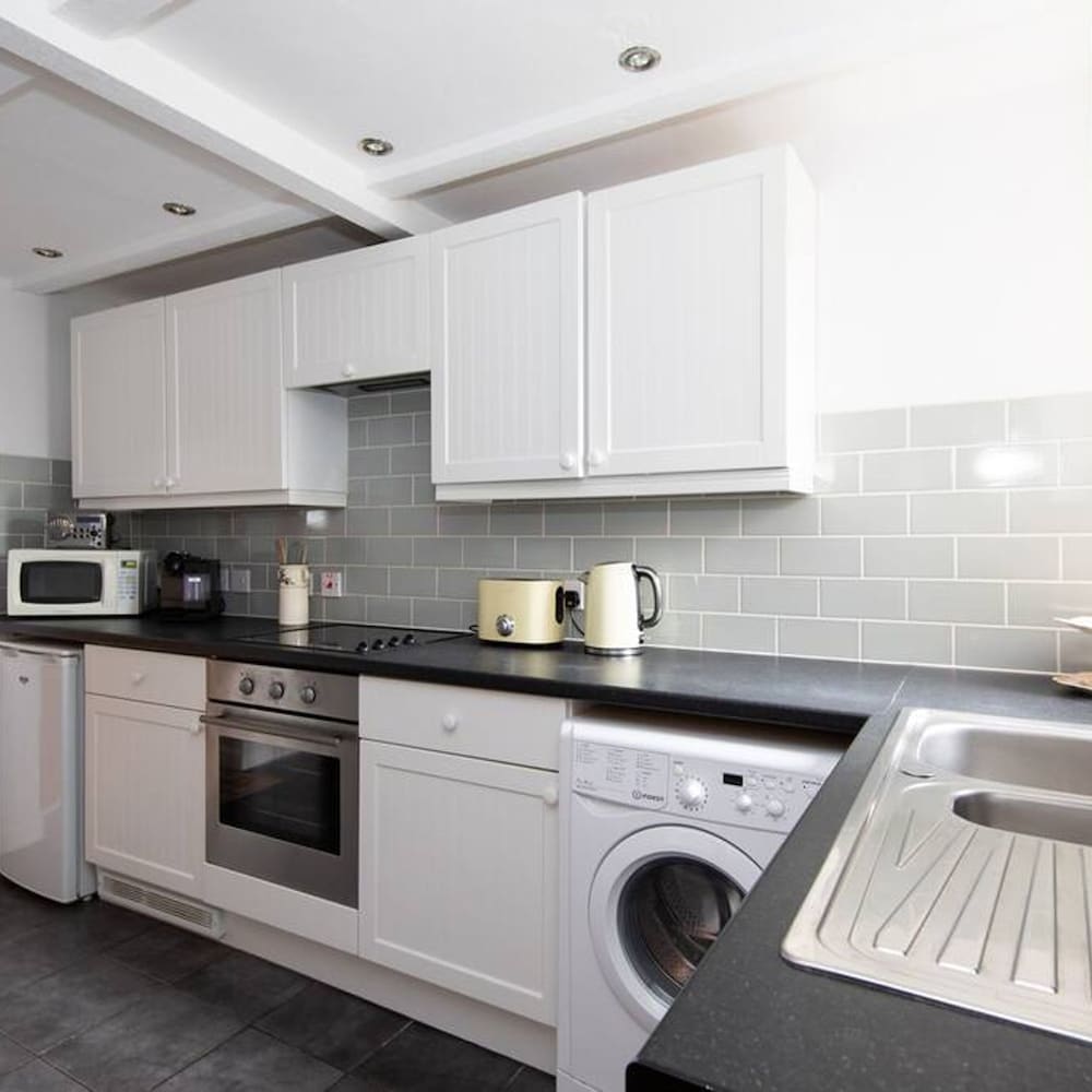 The Ship Cottage Stay in the Heart of Itchenor view 4