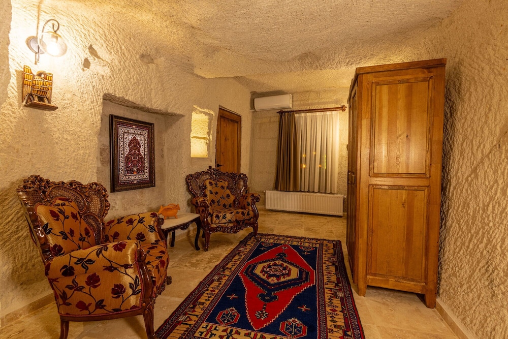 Arkelas Cave House