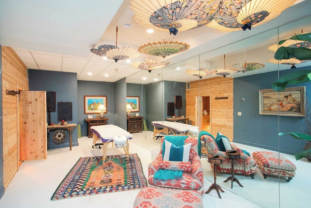 35 Acre Villa w/ Pool, Spa, Wine Cellar & Gym + Near Golf Club La Pearla Ranch by Avantstay