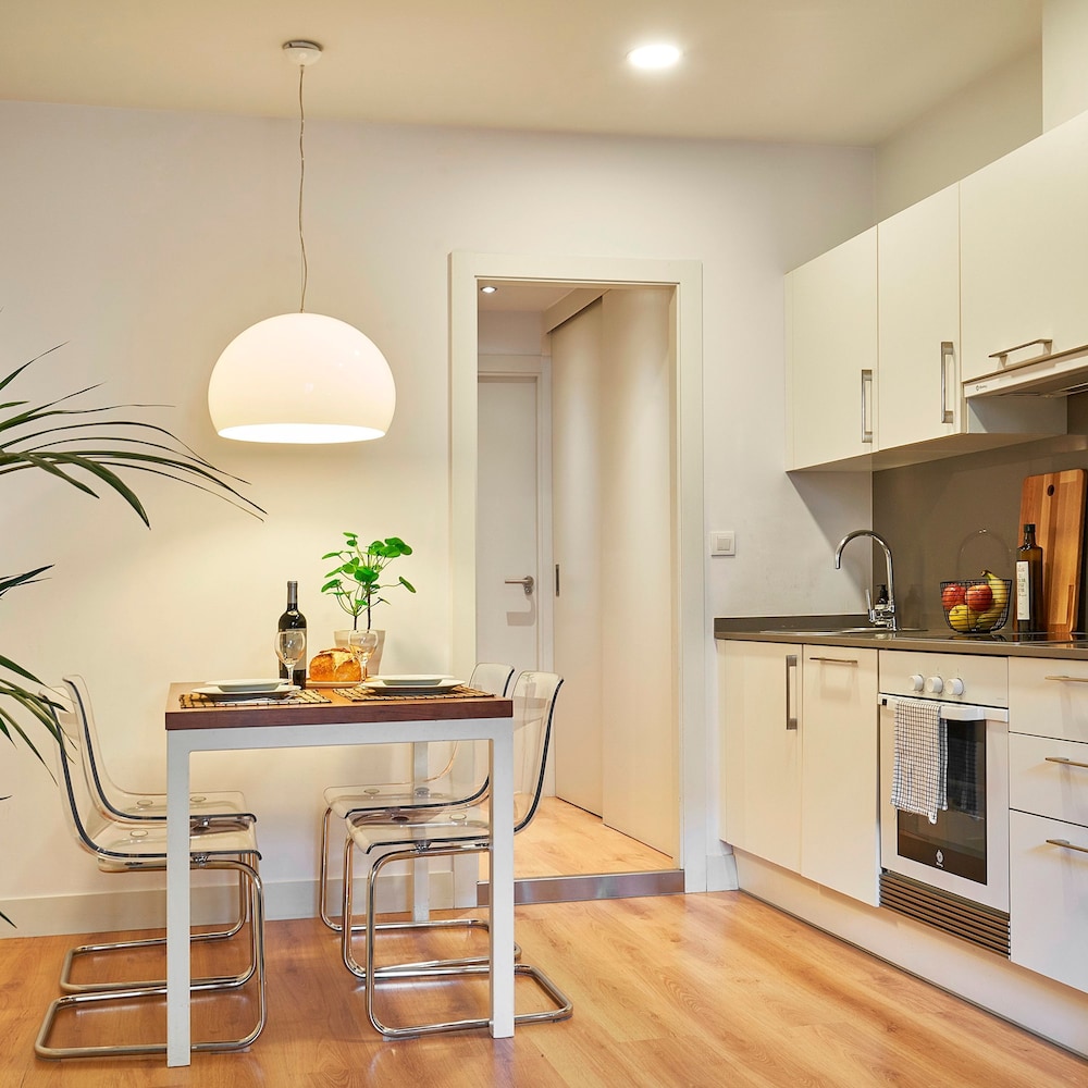 Charming Modern Apt in Trendy Gracia 5PP by Myrentalhost