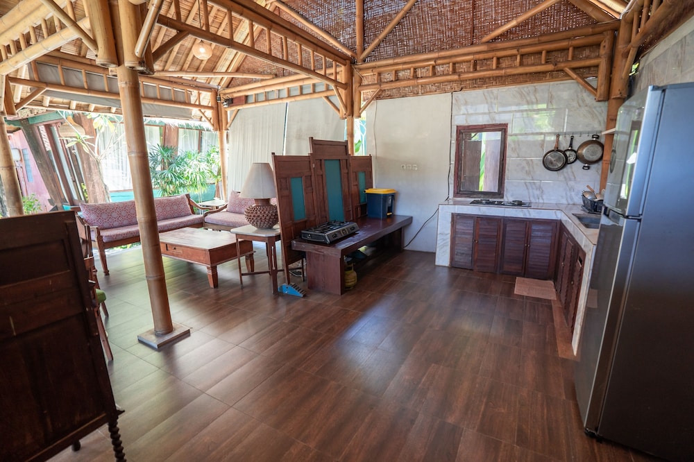 Room-cozy 3-bedroom Lumbung Cabin in Cen