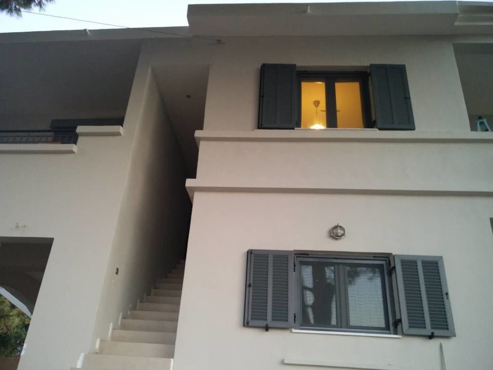 Seafront House photo 3