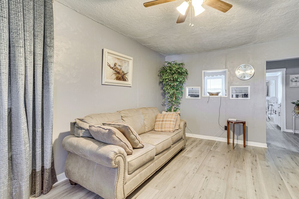 3 Mi to Dtwn Okc: Inviting Home w/ Yard!