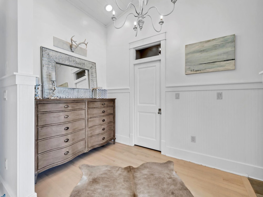 4BR Beachfront Home With Hot tub & Private Beach Access!