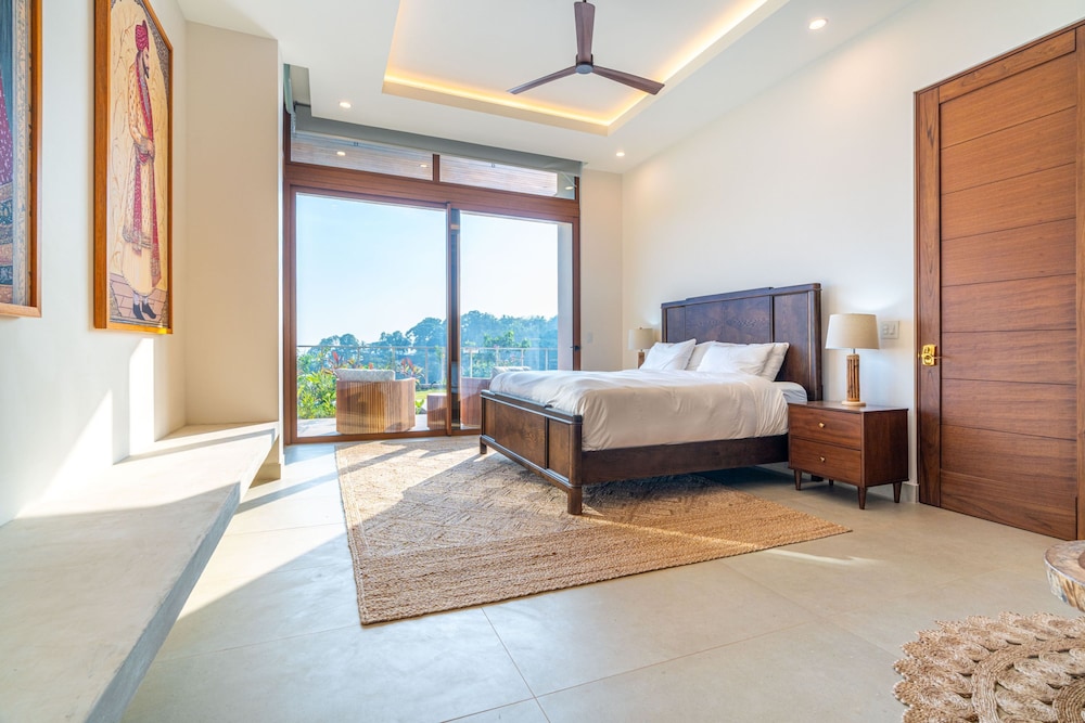 Casa Bella Vina Luxury Villa Near Beach Town